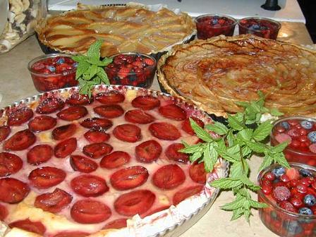 tartes aux fraises , aux pommes...aspic de fruits rouges